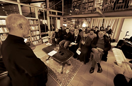 Предавање професора Даниела Бенге у библиотеци Црквеног центра у Минхен